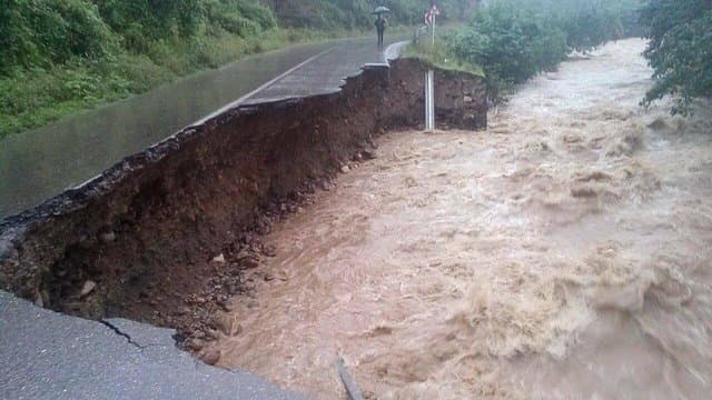 انسداد ۹ جاده به علت بارش باران و سیل