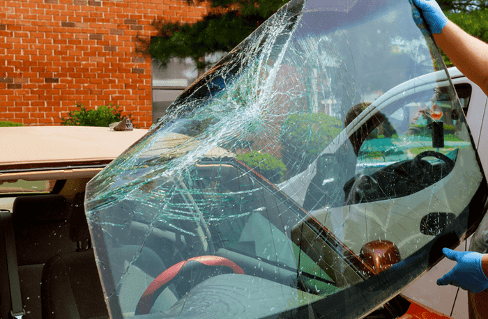 تصویر از اهمیت شیشه جلو خودرو در حفظ ایمنی راننده و سرنشینان