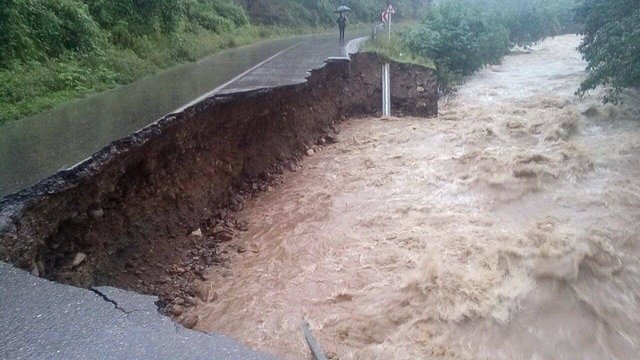 تصویر از انسداد ۹ جاده به علت بارش باران و سیل