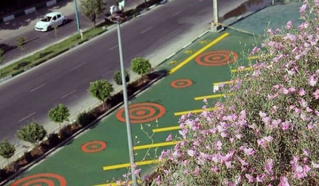 تصویر از بررسی اثر استفاده از آسفالت رنگی در بهبود وضعیت ایمنی مسیر