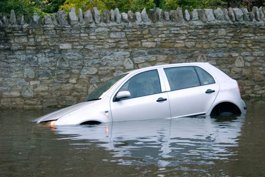تصویر از چگونه از خودروی در حال غرق شدن خارج شویم؟