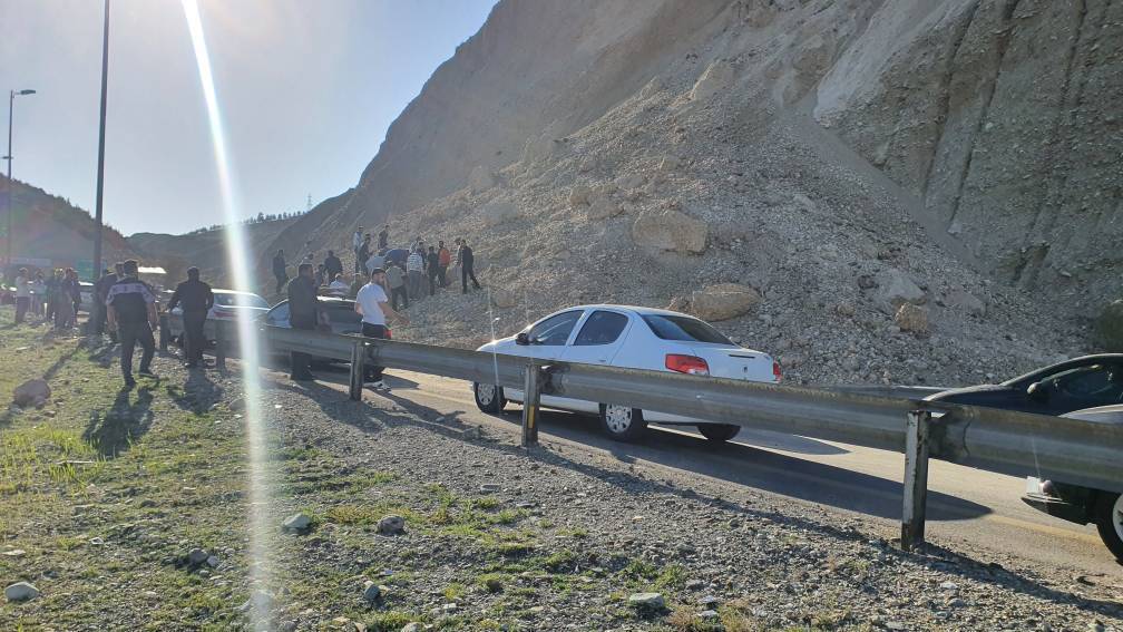 تصویر از ریزش کوه در آزادراه تهران – پردیس